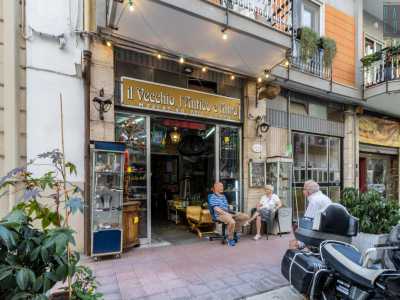 E a pochi passi ecco il primo negozio storico della via. Si tratta della bottega-laboratorio �L�antico, l�usato e altro� di Massimo Briamo...